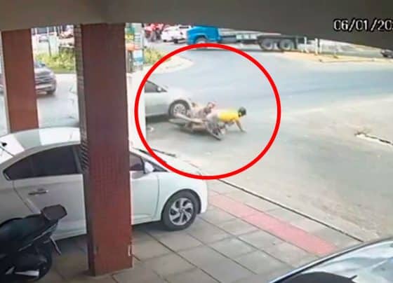 Câmeras registram momento em que carro invade preferencial e acerta motocicleta em Lagarto
