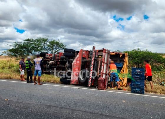 Caminhão carregado com verduras tomba na SE-170 em Lagarto