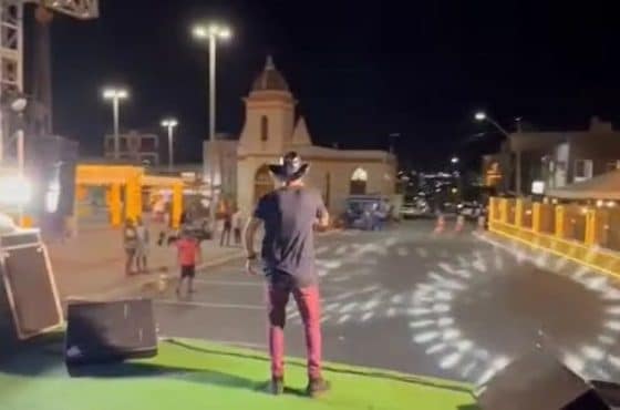 Cantor sergipano viraliza após fazer show vazio na própria cidade; veja o vídeo