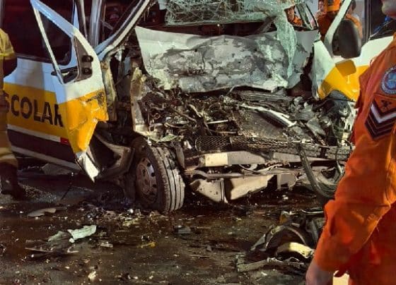 Carro em alta velocidade pula canteiro e bate de frente contra van escolar em Aracaju; assista