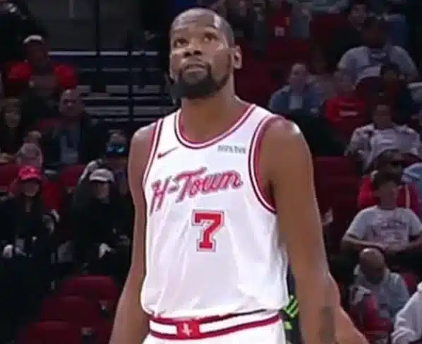 Durant brilha e entra no top-6 dos maiores pontuadores da NBA