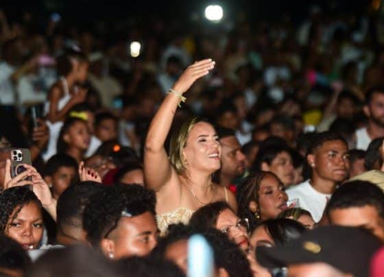 Fãs e turistas celebram o Réveillon com muita música e regionalidade