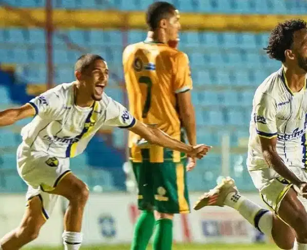 IAPE bate Luminense e encosta no topo