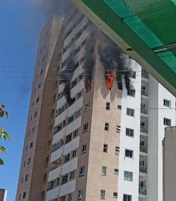 INCÊNDIO ATINGE APARTAMENTO NO BAIRRO LUZIA EM ARACAJU; O FOGO FOI CONTROLADO E NINGUÉM FICOU FERIDO – FaxAju