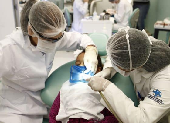 Saliva artificial ajuda a proteger os dentes de pacientes com câncer de cabeça e pescoço, revela estudo