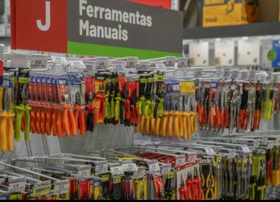 Volta às aulas e reorganização de ambientes elevam demanda por ferramentas e itens funcionais