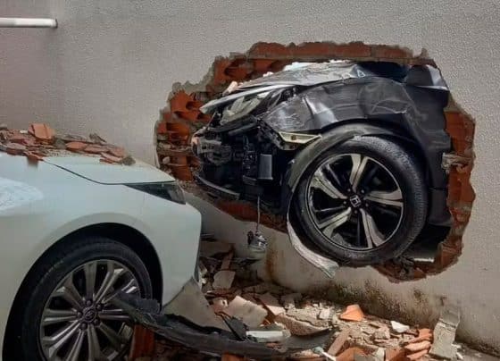 Após bater em moto, condutor perde controle e atinge condomínio em Aracaju