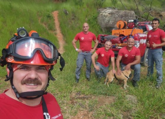 Bombeiros realizam rapel para resgatar cão em situação de risco em pedreira no interior de SP