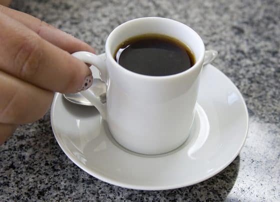 Café pode ser aliado e vilão no combate à ressaca; veja cuidados