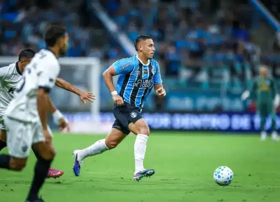 Com um a mais, Grêmio vence Atlético-MG e sobe na tabela