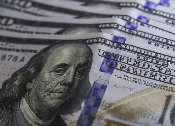 Dólar cai para R$ 5,22, em linha com o mercado externo