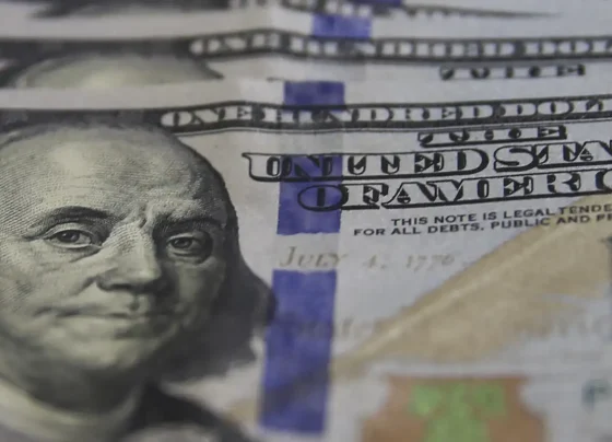 Dólar cai para o menor valor em 21 meses, e bolsa bate recorde