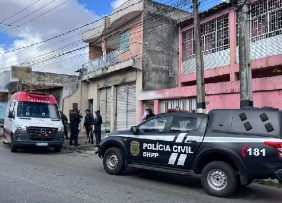 Homem mata três familiares em Aracaju e morre após ação policial Um homem de 23 anos matou três familiares na manhã desta terça-feira (10), no bairro Santos Dumont, Zona Norte de Aracaju. O crime ocorreu dentro de um restaurante localizado na Avenida Euclides Figueiredo. O suspeito morreu minutos depois, após uma ação policial. De acordo com a Polícia Militar, as vítimas são a tia, Maria da Conceição Santos, o marido dela, Adailton Roberto Mota, e o pai do autor, Cosme da Conceição Santos. O suspeito estava hospedado na residência da família, onde funciona o estabelecimento comercial. Ainda segundo a PM, o homem já havia se envolvido em episódios de agressão contra a mãe, a irmã e a avó, tendo sido intimado judicialmente anteriormente. Ele foi atingido após tentar fugir pelo telhado do imóvel. Familiares informaram que o suspeito havia sido diagnosticado com esquizofrenia há cerca de dois meses. Equipes do Samu, do Corpo de Bombeiros, da Polícia Civil e do Instituto Médico Legal (IML) atenderam a ocorrência.