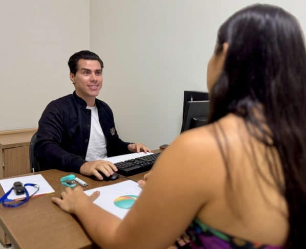 nutricionista atendendo beneficiária no centro de endocrinologia e diabetes do ipesaúde 2