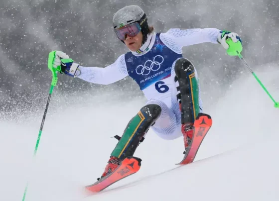 Lucas Pinheiro Braathen cai no slalom e fica fora da disputa por medalha