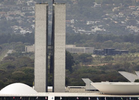 Lula sanciona, com vetos, reajuste salarial para cargos do Legislativo