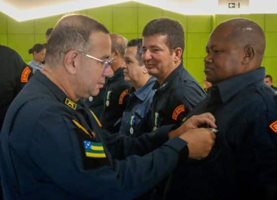 PMSE realiza outorga medalhas a policiais militares do 12º BPM na Barra dos Coqueiros – P.M.S.E.