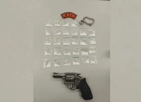 Polícia Militar apreende arma de fogo e 28 papelotes de cocaína no Bairro Dom Luciano – P.M.S.E.