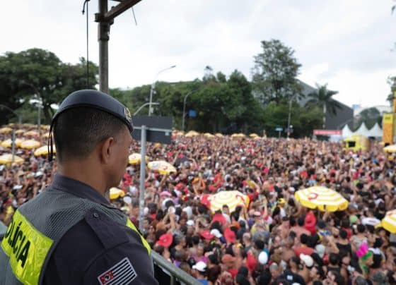 Policiais disfarçados de ETs prendem três por venda de bebida adulterada em megabloco no Ibirapuera