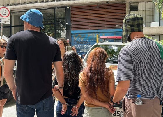 Policiais fantasiados da turma do Chaves prendem cinco suspeitos em blocos na República neste domingo (15)