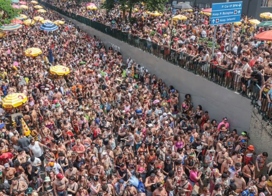 Tarde de blocos no Bixiga valoriza músicas brasileiras em São Paulo