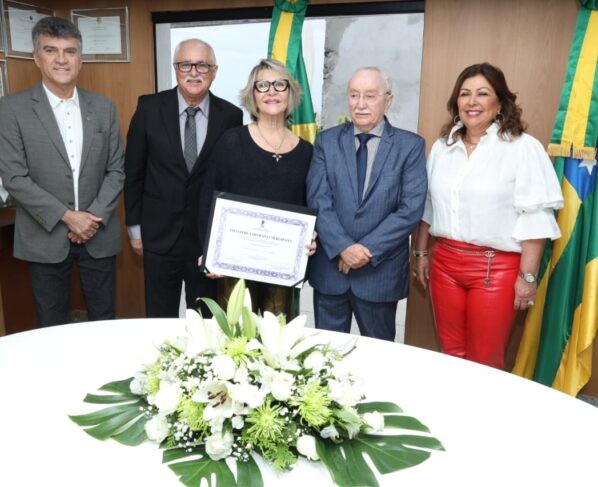 Alese entrega Título de Cidadania Sergipana à arquiteta Aramari Tude