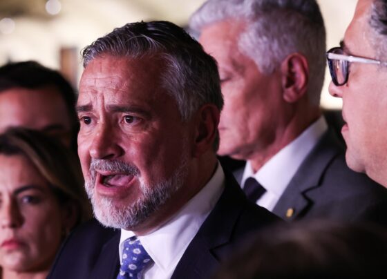 Base do governo pede indiciamento de Bolsonaro na CPMI do INSS