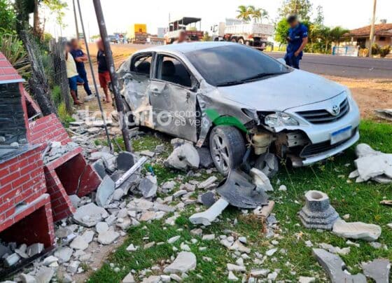 Carro fica destruído após acidente na SE-270, em Lagarto