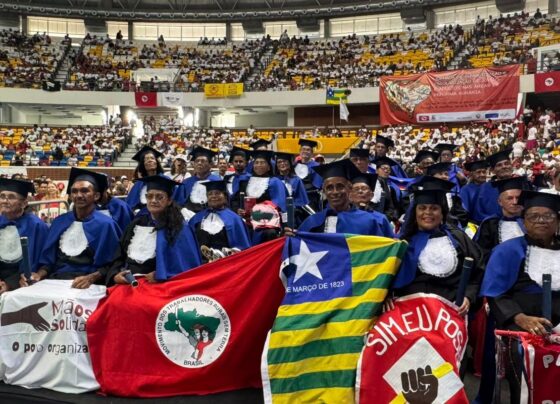 Festa em Recife celebra 30 mil alfabetizados em programa social