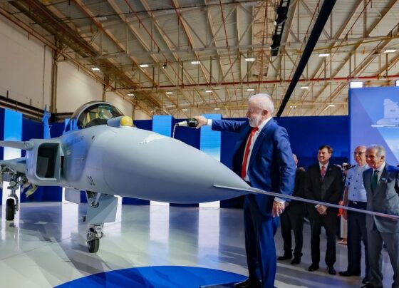 Lula batiza primeiro caça Gripen produzido no Brasil