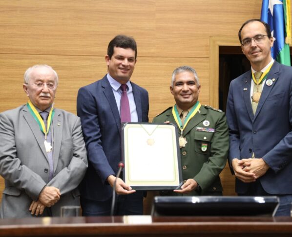 Alese homenageia Exército e entrega maior honraria da Casa ao comandante do 28º BC