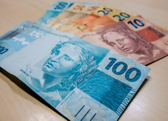 Aposentados e pensionistas do INSS começam a receber 13º nesta sexta