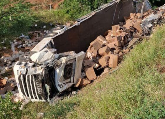 Carreteiro de Lagarto tomba em curva da BR-235 e mobiliza socorro em Jeremoabo