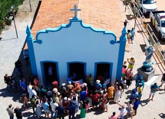 Comunidade da Praia do Saco realiza ato contra retirada de igreja com mais de 400 anos em Estância