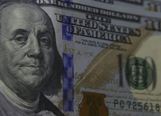 Dólar cai a R$ 5,06, e bolsa bate recorde com alívio no Oriente Médio