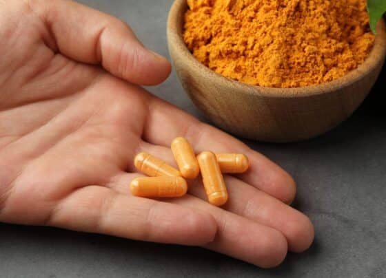 Especialista da USP recomenda cautela com cúrcuma em cápsulas; entenda