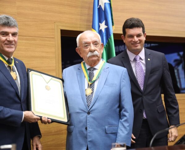 Ex-secretário de Segurança Pública recebe Medalha da Ordem do Mérito Parlamentar
