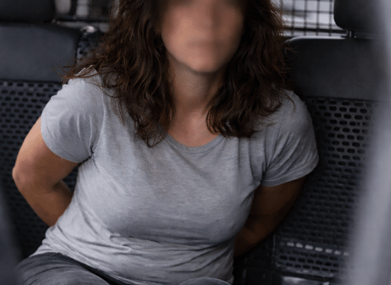 Mulher tem prisão convertida em preventiva e juíza estabelece fiança de R$ 5 mil após esfaquear adolescente em ônibus escolar em São Cristóvão