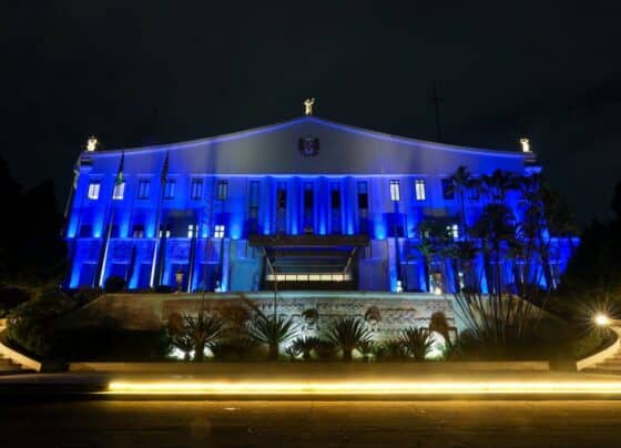 Palácio dos Bandeirantes recebe iluminação azul em apoio ao Dia Mundial de Conscientização do Autismo