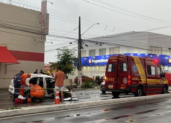 Quatro pessoas ficam feridas após carro capotar na Avenida Hermes Fontes