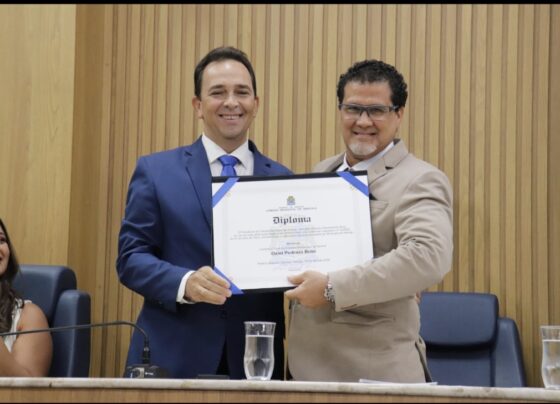 Fábio Meireles (PDT) entrega título de Cidadania Aracajuana ao médico da família e comunidade, Oziel Pedraza Brito