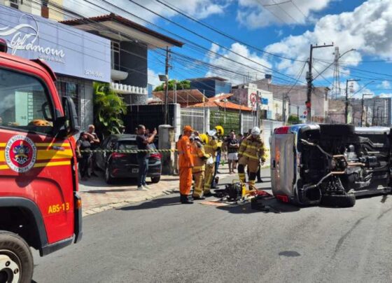 Mulher fica ferida após carro capotar e bater em veículo na Rua Lagarto, no bairro São José, em Aracaju