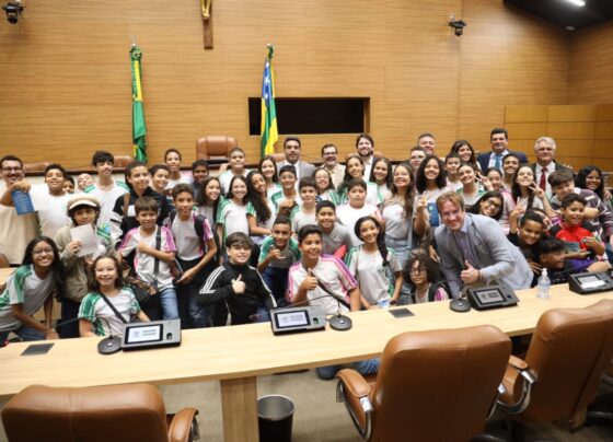 Alunos dos colégios Dinâmico e Michelângelo visitam Elese e Assembleia
