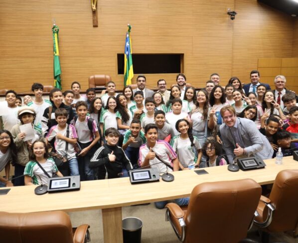 Alunos dos colégios Dinâmico e Michelângelo visitam Elese e Assembleia