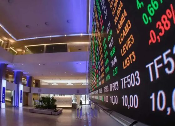 Bolsa atinge menor nível desde janeiro com exterior e tensão política