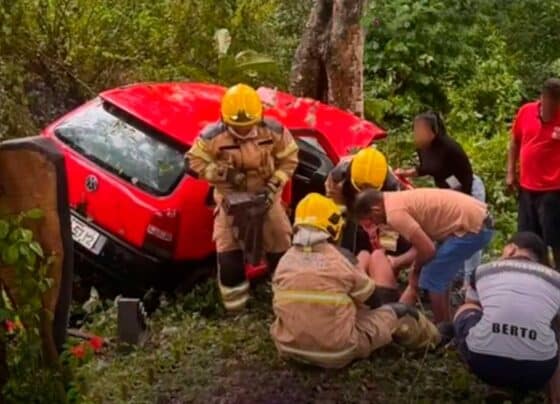 Carro cai em ribanceira e deixa quatro homens presos às ferragens em Boquim