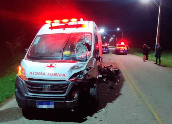 Colisão entre moto e ambulância deixa homem morto na SE-425