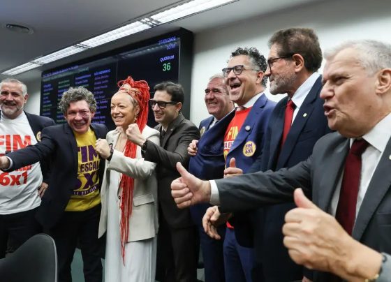 Comissão aprova relatório de PEC que acaba com escala 6X1