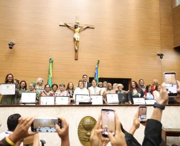 Dezesseis mulheres recebem a Medalha Deputada Quintina Diniz na Alese
