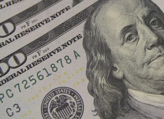 Dólar sobe a R$ 5,06, e bolsa cai com tensão global e ruído político